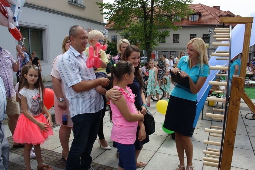 Krzeszowice. Na rynku trwa zabawa dla całych rodzin. Jest iluzjonista, gry i zabawy, dmuchany zamek