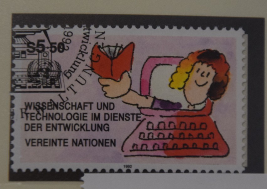 Kolekcja znaczków, jakie ambasador Janusz Niesyto podarował...