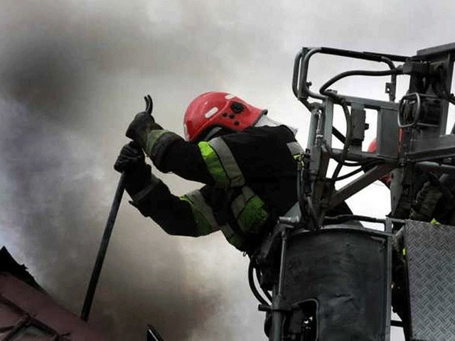 Strażacy w trakcie akcji gaszenia domu musieli częściowo rozebrać dach budynku.