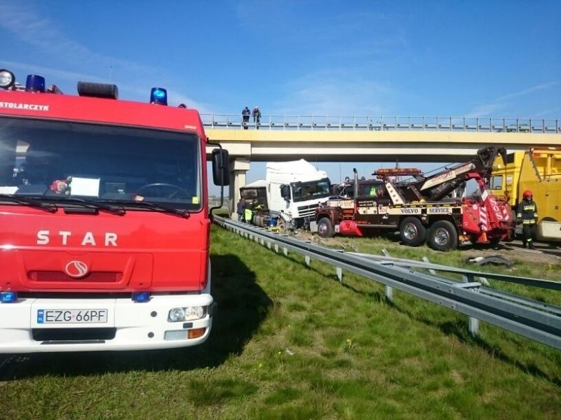 WYPADEK NA A2. Przewróciła się ciężarówka na autostradzie A2. Zablokowany ruch w kierunku Poznania
