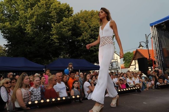 Pokaz mody w UstceMiłośnicy świata mody będą mieli okazję podejrzeć najnowsze obowiązujące trendy na usteckiej promenadzie. I to całkowicie bezpłatnie. W sobotę do kurortu przyjadą projektanci, których znamy z telewizji i gazet. Ustkę odwiedzi Karolina Kalska, która zaczynała jako piłkarka ręczna, a teraz projektuje oryginalne kobiece kreacje. Jej firma stawia na niepowtarzalność, dlatego każdy model wychodzi w ściśle limitowanej edycji - maksymalnie sześciu sztuk.Wśród projetkantów będzie też Patryk Wojciechowski, finalista programu Projekt Runaway. Jego styl cechuje różnorodność i niepowtarzalność tkanin w połączeniu z minimalistycznymi formami.Aleksandra Kobielak będzie kolejną reprezentantką świata mody i sportu. To polska modelka fitness, aktorka oraz mistrzyni świata fitness z roku 2000 w kategorii poniżej 160 cm. Pracuje jako choreograf, wizażystka, modelka i projektantka mody. Tworzy szydełkowe kolekcje oraz sportowe stroje fitness.Gwiazdą usteckiego pokazu mody będzie Maciej Zień, który ma na swoim koncie wiele znaczących nagród m.in. Złotą Nitkę, Złoty Wieszak, Belvedere International Achievement Award, Doskonałość Mody Twojego Stylu, tytuł Najbardziej Wpływowego Mężczyzny Gentlemana oraz Osobowość Roku. W 2014 roku, jako jedyny projektant, Maciej Zień znalazł się na prestiżowej liście najcenniejszych gwiazd polskiego show-biznesu magazynu „Forbes”.Pokaz Mody Pierre Rene rozpocznie się o godz. 13 pokazami próbnymi. Główny rozpocznie się o godz. 18. Podczas wydarzenia grać będzie muzyka na żywo. Imprezie patronuje ustecka firma kosmetyczna Pierre Rene, od której pokaz wziął swoją nazwę.