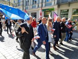 Lewica świętowała w Kielcach święto 1 maja. Ulicą Sienkiewicza do parku miejskiego przeszło około 200 osób