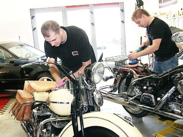 Piotr Kocela (z prawej) i Sławomir Wyszyński dzięki inkubatorowi prowadzą firmę zajmującą się w bardzo dokładnym czyszczeniu motocykli i aut