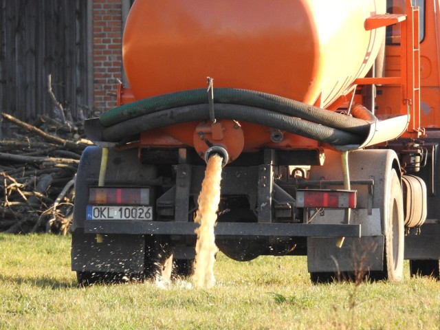 Radny Ludwik Bogdanowicz wylał na prywatną posesję cały beczkowóz szamba. Kiedy robiono mu zdjęcia, uśmiechał się do obiektywu. Sprawą zajęła się policja i straż miejska w Wołczynie.