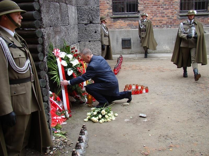 Oddali hołd polskim oficerom rozstrzelanym przez Niemców w KL Auschwitz [WIDEO]