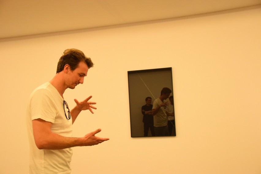 Witek Orski sfotografował krawędź lustra i oprawił w sposób,...