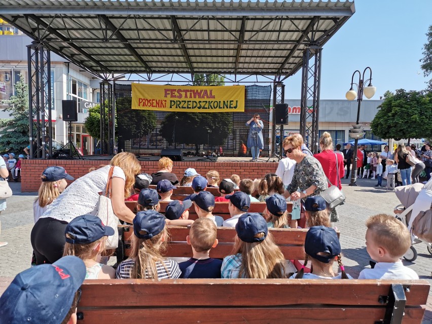 Ostrołęka. Festiwal Piosenki Przedszkolnej na scenie przy...