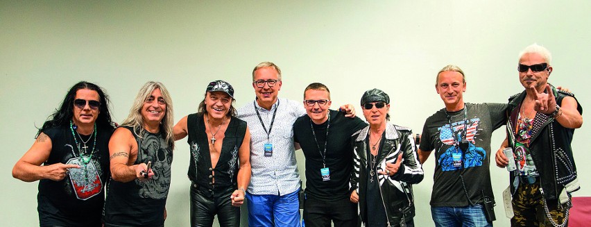 Muzycy Scorpions z szefami Prestige MJM. Od lewej: Paweł...