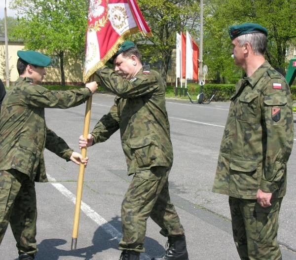 Żołnierze 2. Batalionu Ratownictwa Inżynieryjnego po raz ostatni zaprezentował sztandar samodzielnej jednostki. Od soboty batalion będzie częścią brygady.