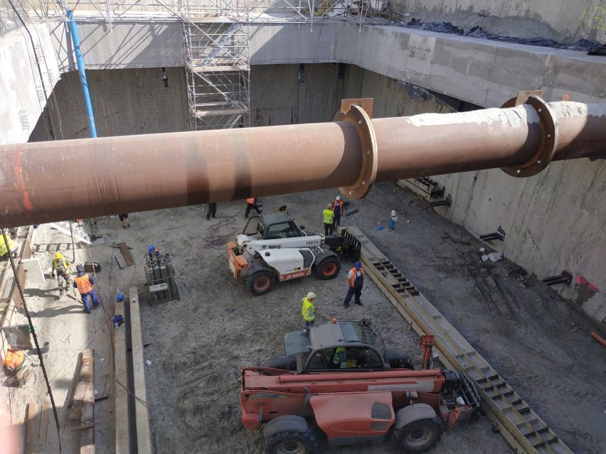 Budowa tunelu w Świnoujściu. Trwa przygotowanie komory startowej dla maszyny TBM. Zobacz zdjęcia