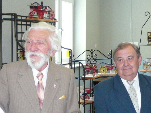 Jerzy Wąsiewicz (z lewej) od dziesięciu lat przygotowuje wystawy w holustarostwa.