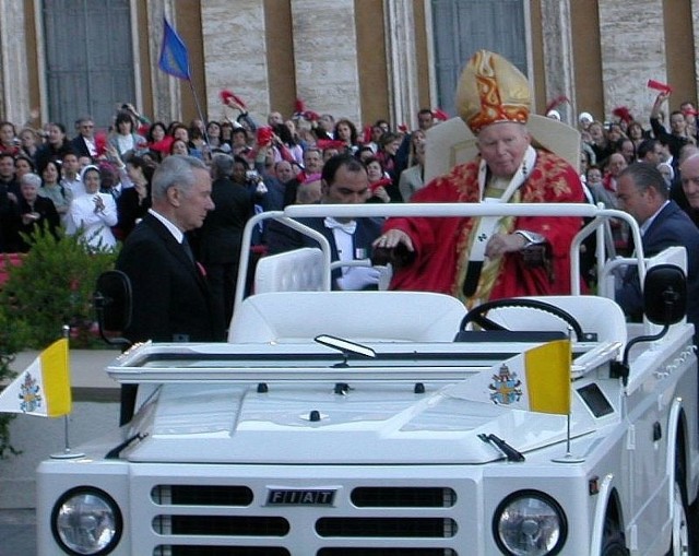 Papież Jan Paweł II podczas uroczystości na placu Świętego Piotra w Rzymie. Zdjęcie wykonał ksiądz Piotr Zamaria.