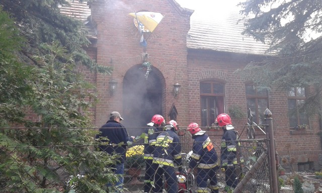 Zgłoszenie o pożarze plebanii w Okoninie grudziądzcy strażacy otrzymali chwilę po g. 12.