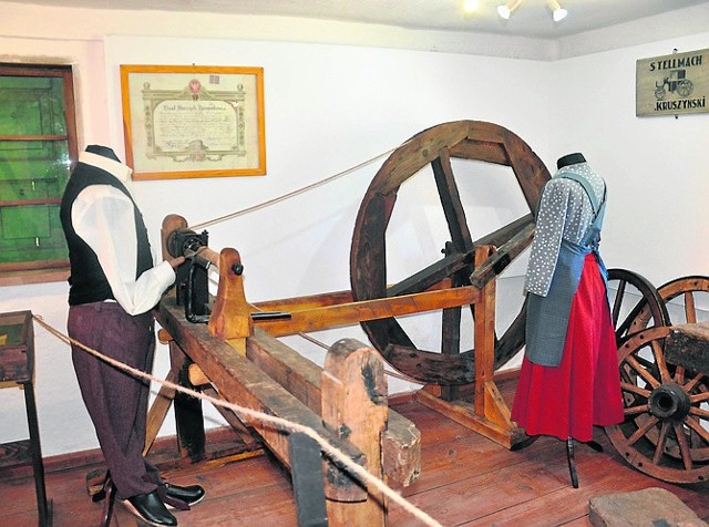 Wystawa prezentuje też wyroby kołodziejskie.