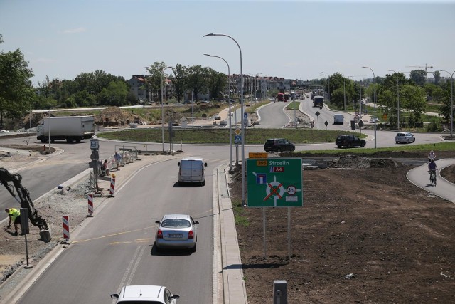 Dobiegają końca prace na remontowanej ulicy Buforowej. Wszystkie znaki na niebie, a przede wszystkim na ziemi wskazują na to, że wykonawca upora się w zaplanowanym terminie i od 1 lipca pojedziemy Buforową bez przeszkód. Zapewniają o tym również Wrocławskie Inwestycje. Jednak zanim to nastąpi, w najbliższy weekend - od piątku Buforowa będzie fragmentami nieprzejezdna.SPRAWDŹ SZCZEGÓŁY NA KOLEJNYCH SLAJDACH - ZOBACZ NAJNOWSZE ZDJĘCIA TEJ INWESTYCJI