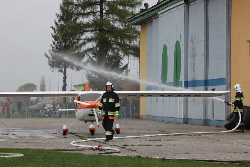 Wypadek na lotnisku w Gotartowicach. Palił się samolot [ZDJĘCIA i WIDEO]