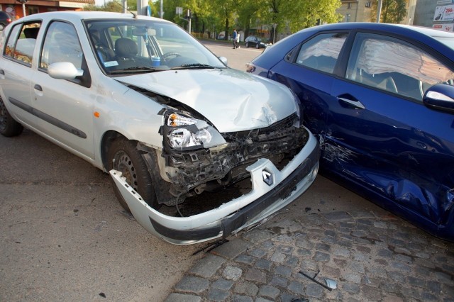 W czwartek (03.05) na skrzyżowaniu Sierpinka i Gdańskiej doszło do kolizji 2 aut osobowych. W zdarzeniu nikt nie odniósł poważniejszych obrażeń. Policja wprowadziła ruch wahadłowy na tym skrzyżowaniu, ponieważ uszkodzenia obydwu samochodów były zbyt poważne i nie nadawały się do usunięcia ich ze skrzyżowania.