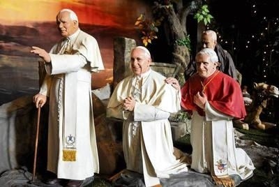 Figurki trzech papieży wykonali księża salezjanie: Robert i Leszek Kruczkowie FOT. ADAM WOJNAR