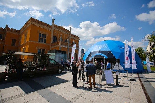 Stojąc w kopule Luneta koło Dworca Głównego PKP, można pomachać do berlińczyków przy dworcu Friedrichstrasse. Luneta jest multimedialna