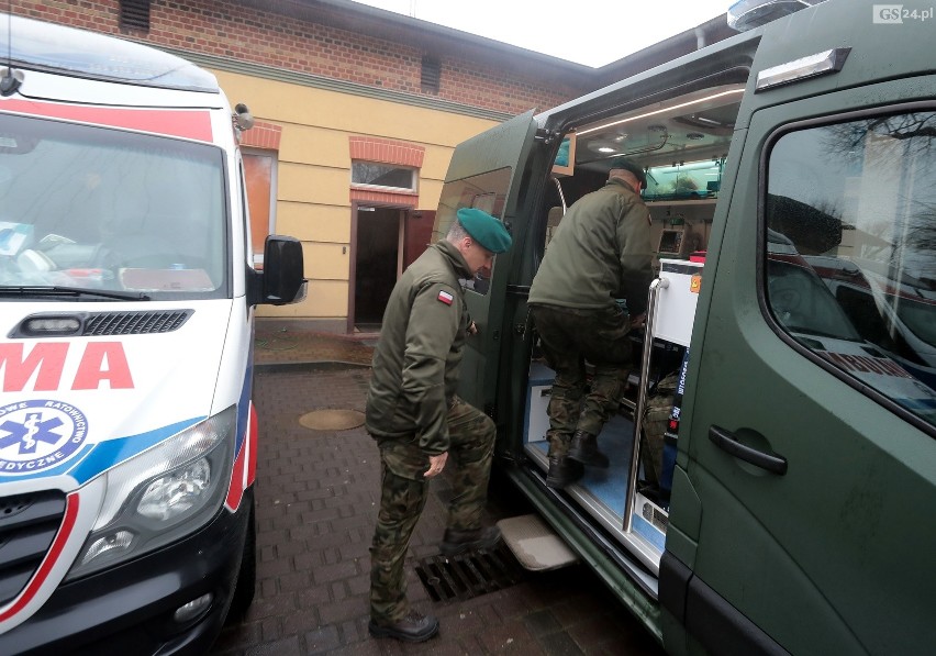 Koronawirus w Szczecinie. "Błękitni" wspierają ratowników. Dwie wojskowe karetki uzupełniły flotę pogotowia 