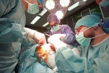 Lekarze ze szpitala w Krakowie zrobili ucho z kawałka skroni