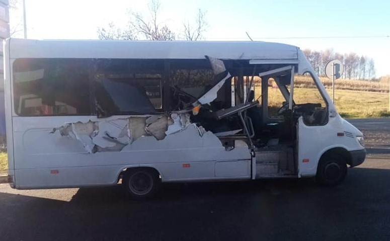 Skutki zderzenia ciężarówki z busem w Ryczowie