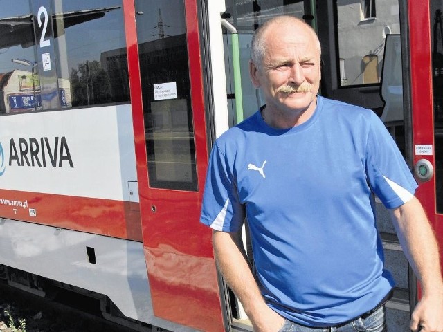 - Jest remont, więc to normalne, że zatrzymali pociągi. Ale nie powinni ludzi zostawiać bez autobusu! - mówi Leszek Talaśka