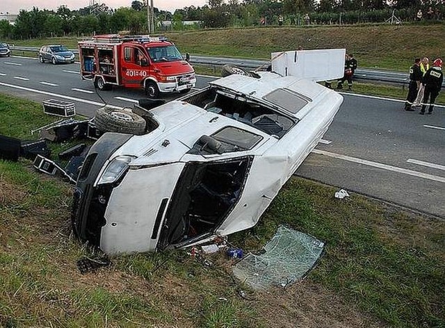 Bus, którym podróżowali muzycy Oddziału Zamkniętego przewrócił się na bok.