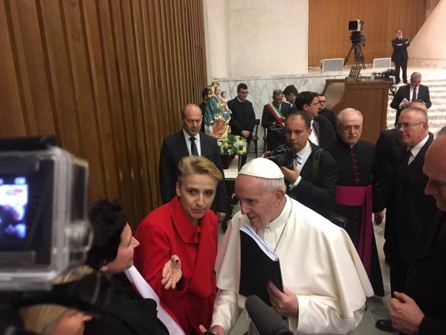 Posłanka Joanna Scheuring-Wielgus przekazała papieżowi raport z nazwiskami polskich biskupów, którzy mieli kryć księży pedofilów