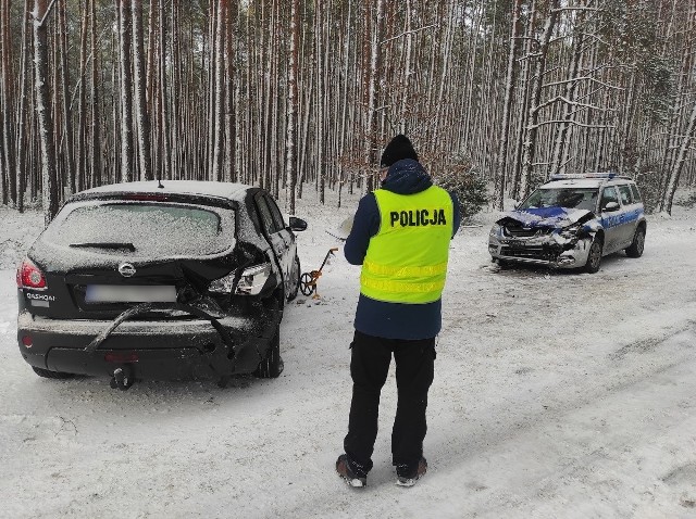 Do dwóch szpitali po wypadku w Cekcynku trafiło trzech policjantów i jedna osoba zatrzymana