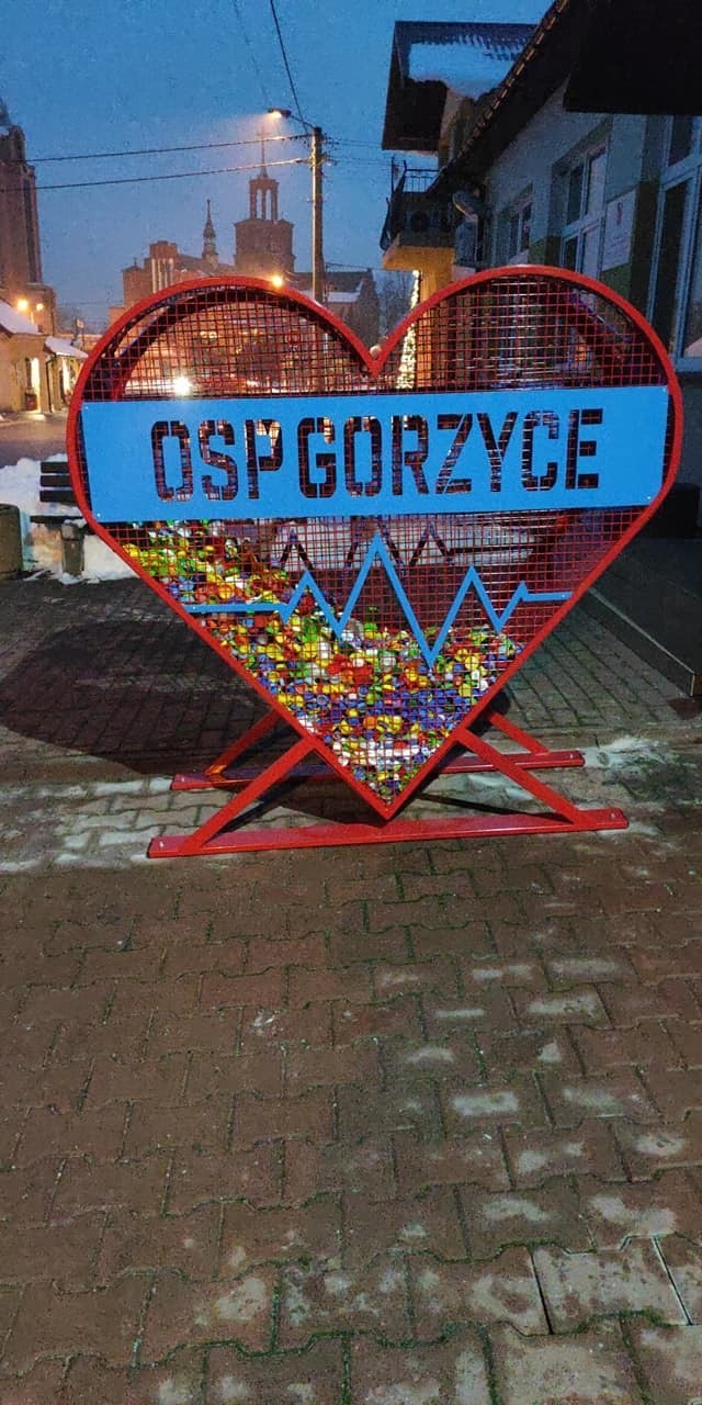 Serce na plastikowe nakrętki także przy remizie w Gorzycach. Strażacy zainicjowali zbiórkę. Brawo! (ZDJĘCIA)
