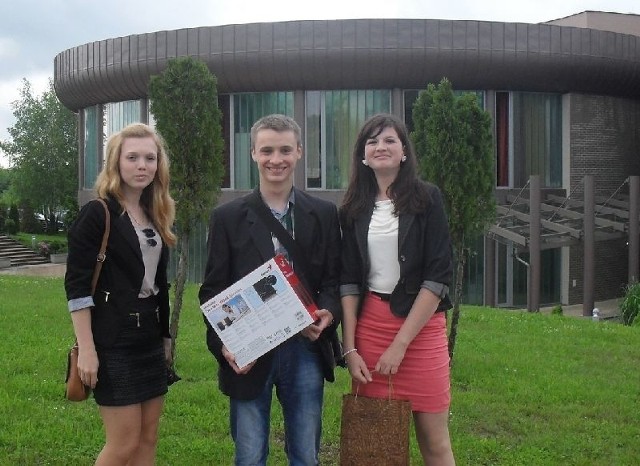 Przedstawiciele jeżowskiej gazetki. Od lewej stoją Ewelina Grabiec, Grzegorz Bednarz (redaktor naczelny), Dominika Szewc.