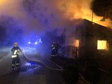 Strażacy gasili pożar domu w Dąbrówce. Cały budynek był w płomieniach