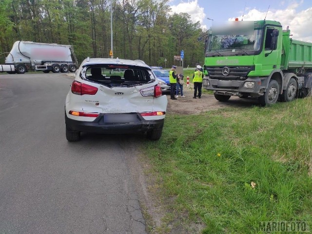 Policja otrzymała informację o zdarzeniu o godzinie 11.32. Ciężarowy mercedes najechał na tył samochodu osobowego marki Kia Sportage.