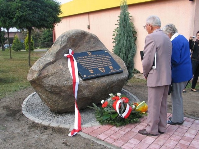 Pamiątkowy obelisk poświęcony patronowi Szkoły Parafialnej w Miechocinie Janowi Długoszowi.