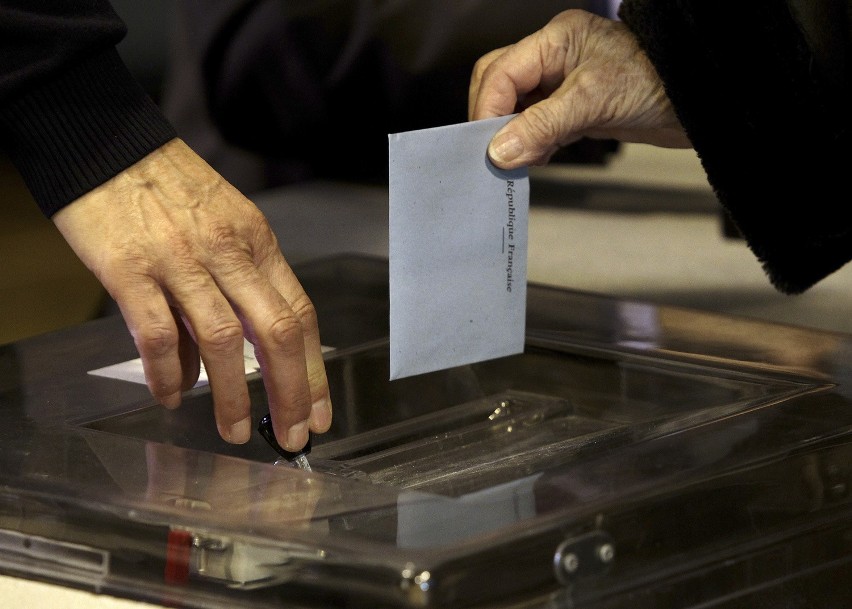 II tura wyborów regionalnych we Francji. Porażka Frontu Narodowego, wygrana partii Sarkozy'ego