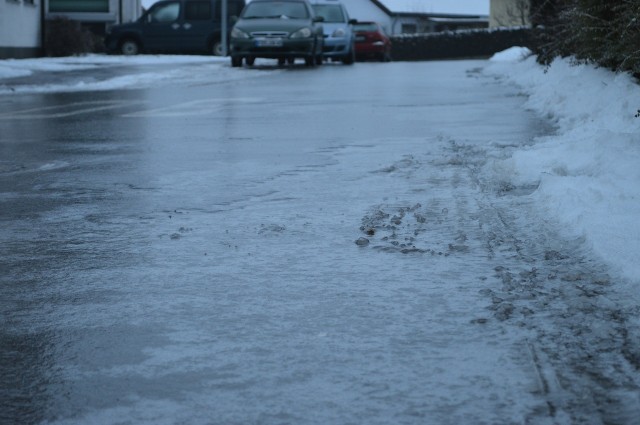 Uwaga na marznące opady na Podkarpaciu. Na drogach i chodnikach może być ślisko.