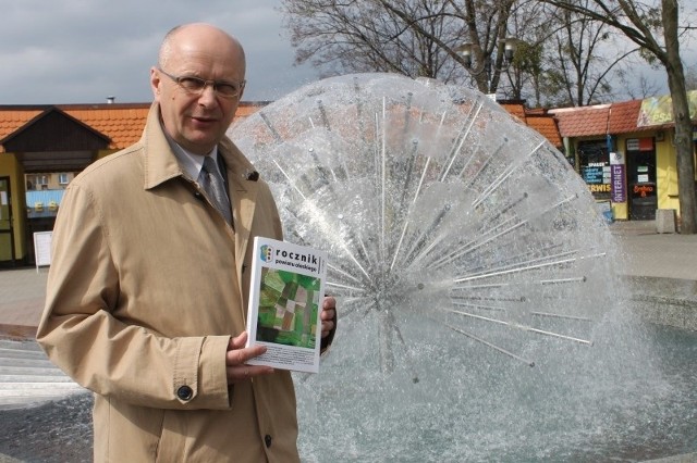 - Jak zwykle w roczniku są artykuły z każdej z 7 gmin powiatu oleskiego - mówi Andrzej Szklanny, redaktor rocznika. 