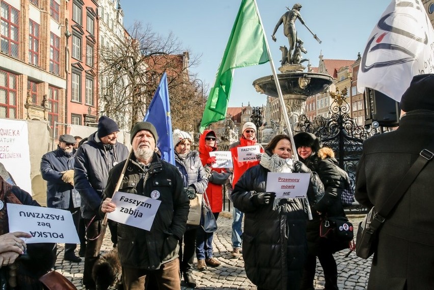 Manifestacja "Stop rasizm, stop faszyzm" na Długim Targu w...