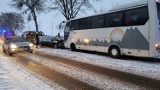 Groźny wypadek w Prusimiu. Autokar z dziećmi zderzył się z samochodem osobowym