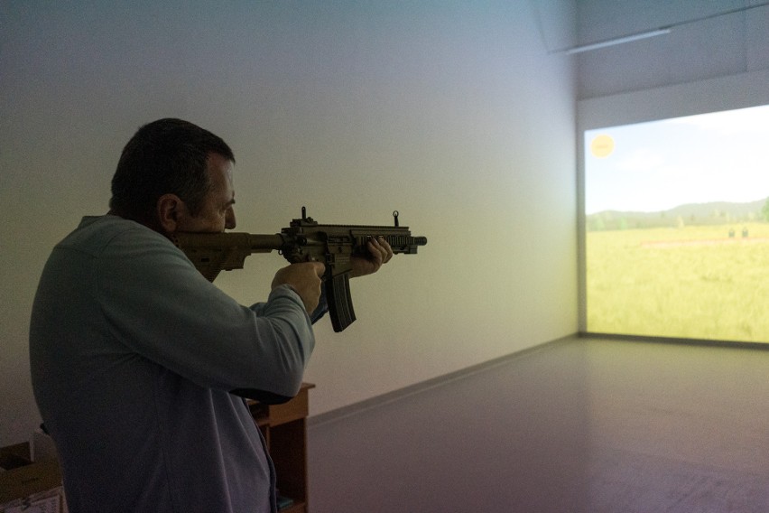 Wirtualna strzelnica powstała w Lesku. Zajęcia będzie prowadził policyjny instruktor strzelectwa [ZDJĘCIA, WIDEO]