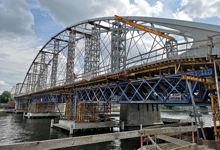 Kraków. Nowy most kolejowy na Wiśle rośnie w oczach [ZDJĘCIA]