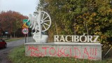 Wandale podpisani jako Torcida w Raciborzu zniszczyli betonowy witacz ZDJĘCIA