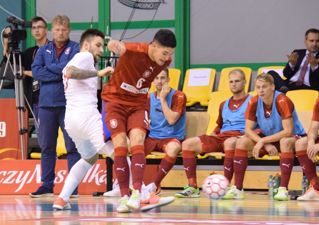 Czesi po zwycięstwie nad Polską wygrywają Turniej Państw Wyszehradzkich rozgrywany w Krośnie. Polska - Czechy 3:4 (0:2)Bramki: 0:1 Resetar 13, 0:2 P. Drozd 19, 0:3 Vnuk 21, 1:3 Lutecki 28, 2:3 Reseta – samobójcza, 3:3 Zastawnik, 3:4 Cerny 38.Polska: Nawrat – Wilk, Zastawnik, Lutecki, Łopuch oraz Kałuża, Kubik ż, Spychalski, Kreft, Solecki, Leszczak, Kriezel, Marek, Lisowski. Trener Błażej Korczyński.Czechy: Gercak – Cerny, Holy, Vnuk, Resetar oraz Vokoun, Zaruba, P. Drozd ż, Slovacek, Koudelka, Seidler, D. Drozd, Janovsky, Vnuk. Trener Tomas Neumann.Widzów 500.Futsal jest emocjonujący, pasjonujący, nieprzewidywany, jak futbol. Dowiódł tego ostatni mecz Turnieju Państw Wyszehradzkich, którego stawką był triumf w całej rywalizacji. Dramaturgią z tego pojedynku można by obdzielić wszystkie poprzednie spotkania, stanowił nie tylko finał, ale również przysłowiową wisienkę na torcie krośnieńskiej imprezy.Przez długi czas wiodło się Czechom, punktującym naszych, wykorzystującym błędy biało-czerwonych. Zwłaszcza te przy wyprowadzaniu piłki z obrony, początkowego etapu konstruowania ataku. Powyższe pomyłki dość często przydarzały się również w poprzednich potyczkach i należały do największych mankamentów Polaków w całym turnieju. Za potknięcia w meczu z Czechami przyszło nam zapłacić najwyższą cenę. Strata piłki na rzecz Tomasa Koudelki kosztowała nas utartę pierwszego gola. Czech podał bowiem do znajdującego pod polską bramką Lukasa Resetara, który ładnym strzałem dopełnił formalności. W bardzo podobnych okolicznościach straciliśmy czwartego gola. Wyprowadzając nieźle zapowiadający się kontratak pozwoliliśmy przejąć piłkę Davidowi Cernemu, mijającemu na szybkości próbującego ratować sytuację następnego Polaka, i w konsekwencji czego skierował on piłkę do siatki. Utrata bramki wyjątkowo zabolała, ponieważ poprzedził ją szalony pościg biało-czerwonych, niwelujący trzybramkowy dystans do Czechów. Tym bardziej szkoda zmarnowanych wcześniej szans, między innymi niecelnego uderzenia Remigiusza Spychalskiego do pustej bramki, czy trafienia Dominika Wilka w poprzeczkę. Dzięki wygranej Czesi zdobyli pierwsze miejsce z dorobkiem 7 punktów przed Węgrami, kończącymi zmagania z 4 punktami i Słowakami oraz Polakami z 3 wywalczonymi punktami na koncie. W drugim dzisiejszym meczu Węgrzy pokonali Słowację 7:1.SEBASTIAN CZECH