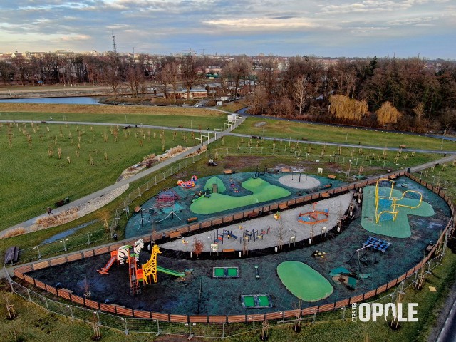 Park 800-lecia Opola. Nowy plac zabaw na Wyspie Bolko na ukończeniu.