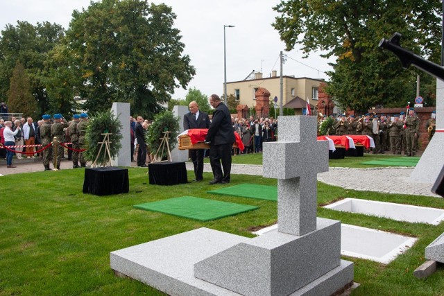 Państwowy pogrzeb żołnierzy niezłomnych na cmentarzu przy ul. Kcyńskiej w Bydgoszczy w 2021 roku.