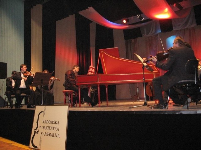 Udało się postawić równo klawesyn!  Marek Toporowski mógł pięknie zagrać wraz z orkiestrą koncert Haendla.
