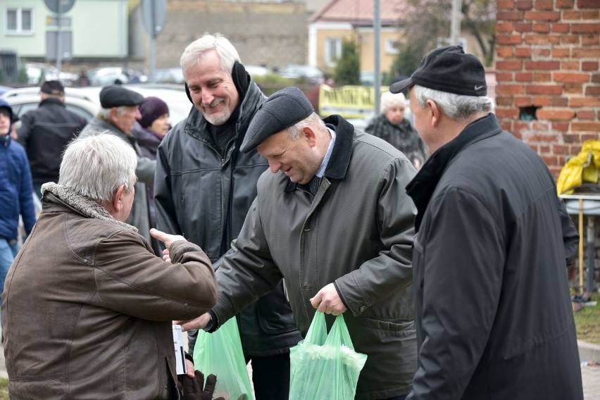 Znani białostoczanie kwestowali na cmentarzu (zdjęcia)