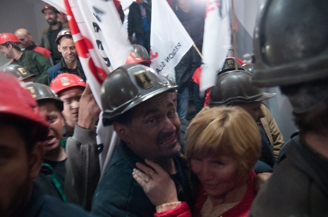 Górnicy kopalni Kazimierz-Juliusz po wyjeździe na powierzchnie zakończyli podziemną część protestu