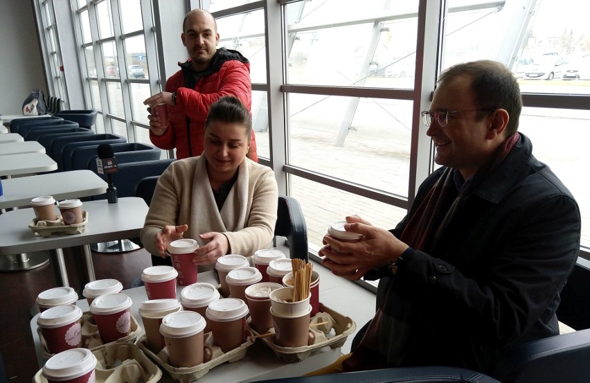 Prezes Portów Lotniczych zaprosił na kawę do Cafe Widmo. To nieczynny lokal w terminalu lotniska w Radomiu, którego najemca nie chce opuścić